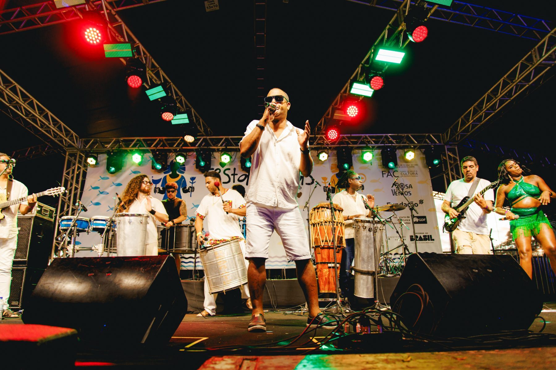 Mãos tocando percussão afro-brasileira em Salvador