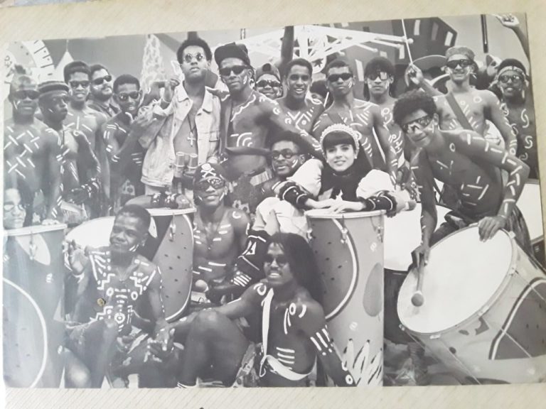Foto de arquivo em preto e branco da formação da Banda Timbalada