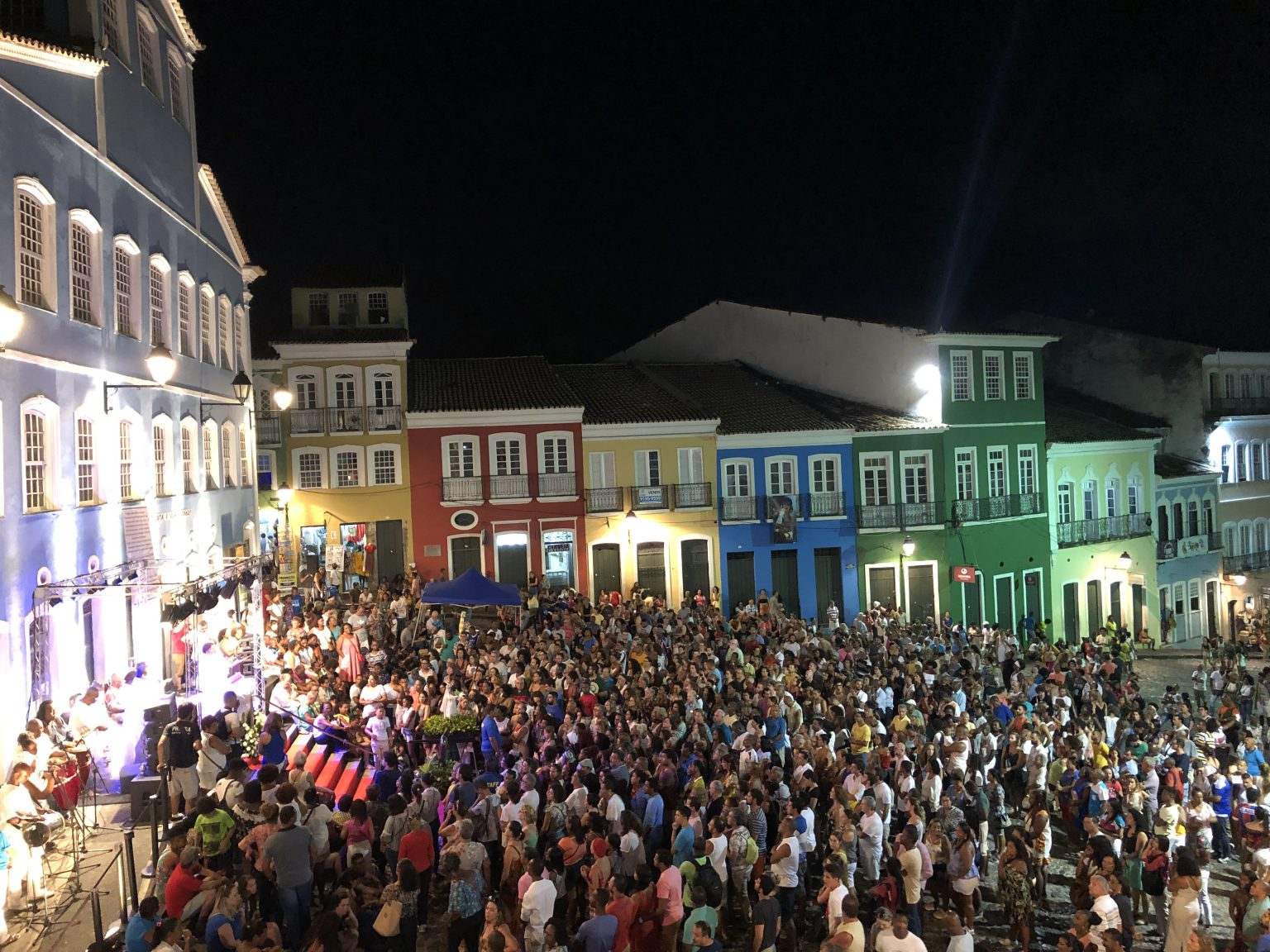 Show de percussão à noite no Pelourinho, Salvador — palco, banda e multidão