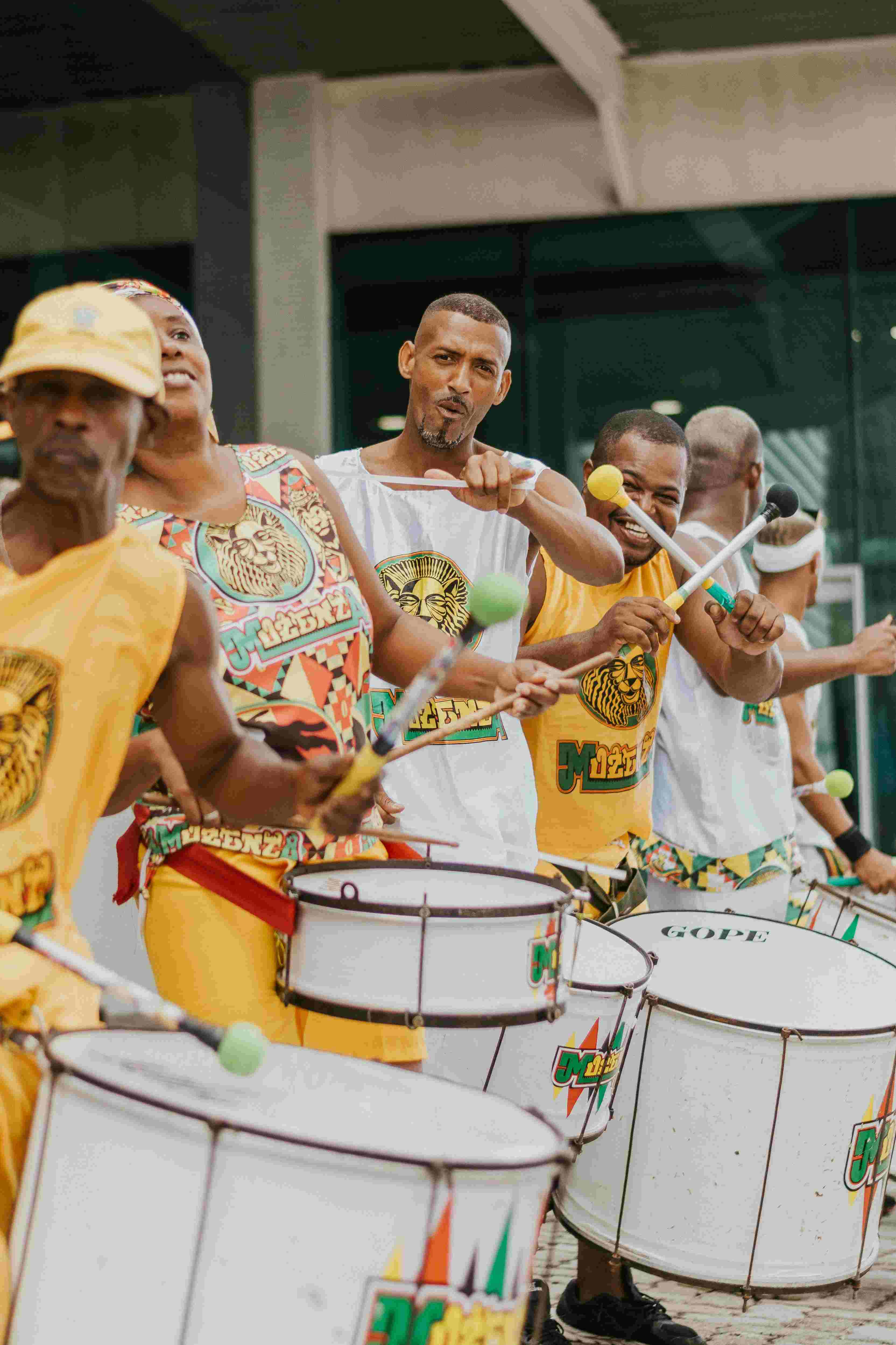Guided independence - exploring Salvador with local support