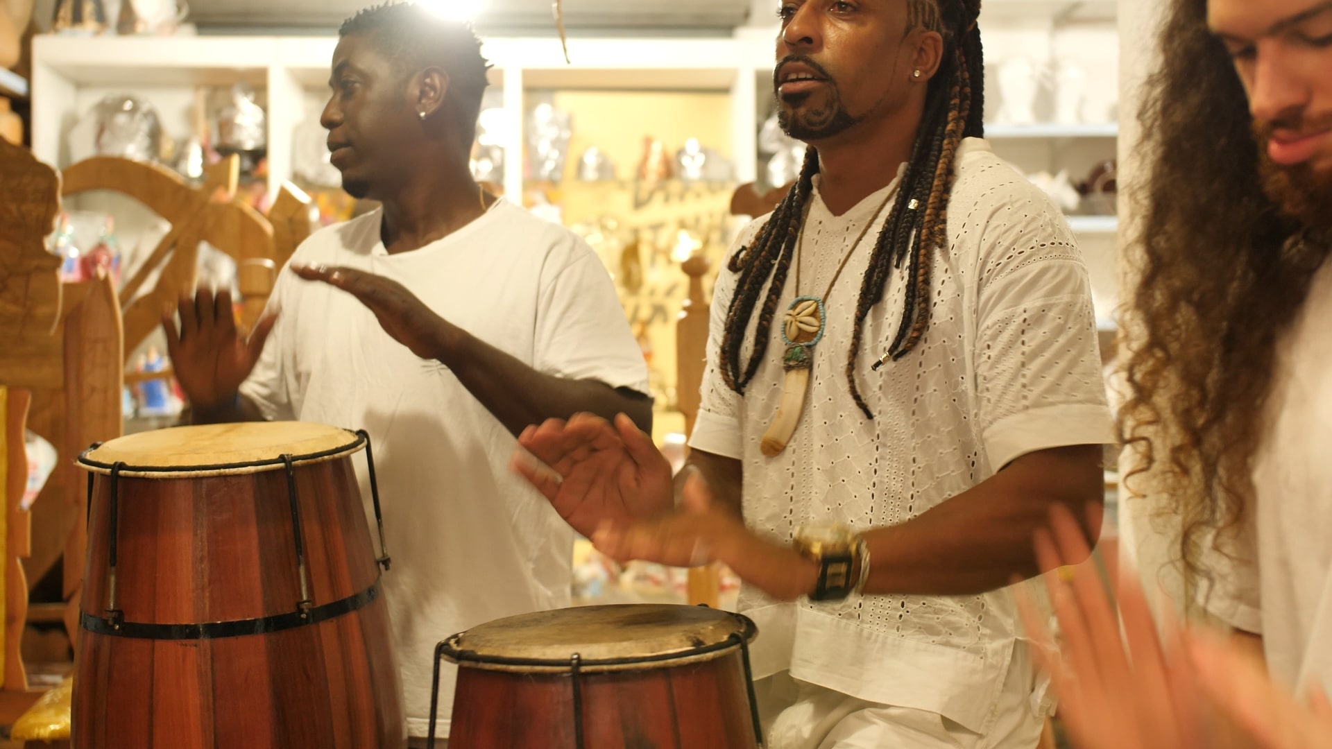 Percussionistas tocando atabaques em uma oficina em Salvador